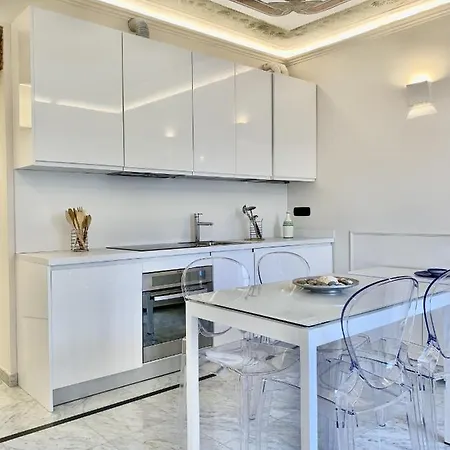 Whitehouse Apartment